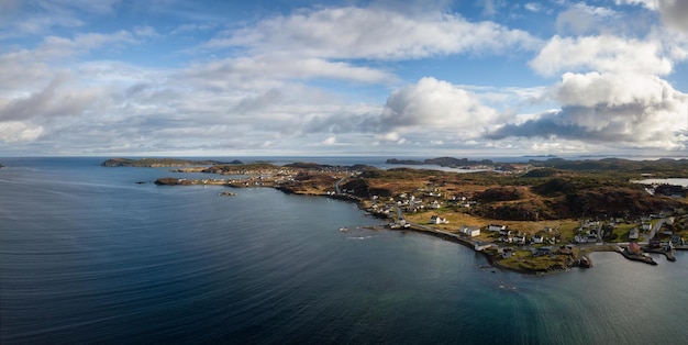 Luftaufnahme einer kleinen Stadt an einer felsigen Atlantikküste Neufundland Kanada