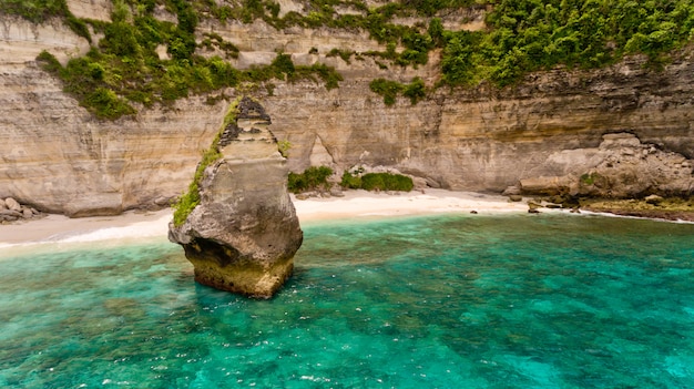 Foto luftaufnahme einer klippe im wassermeer