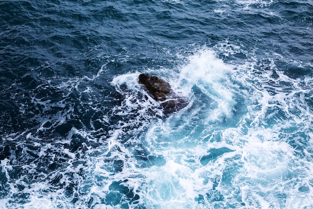 Luftaufnahme einer kristallklaren Meerwasserbeschaffenheit