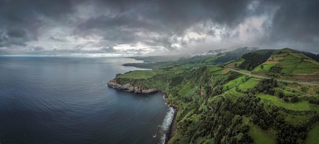 Luftaufnahme einer Küstenregion auf Sao Miguel