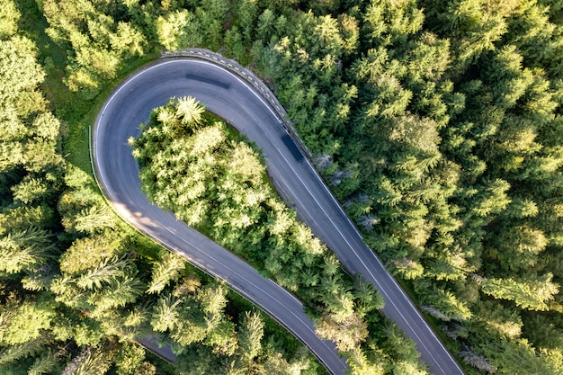 Luftaufnahme einer kurvenreichen Straße im Berg