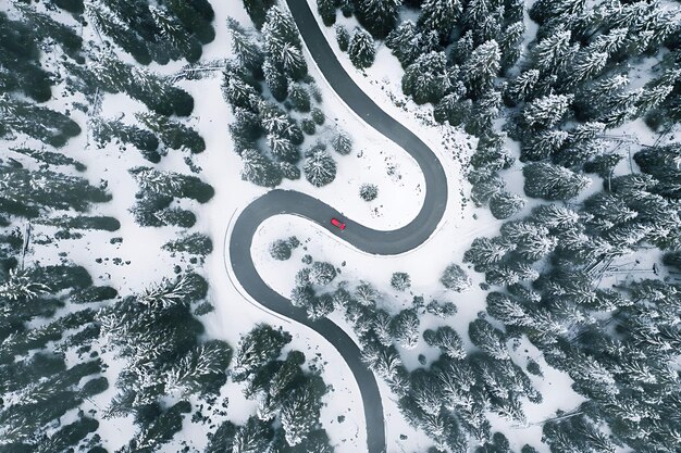 Foto luftaufnahme einer kurvenreichen straße im winterwald