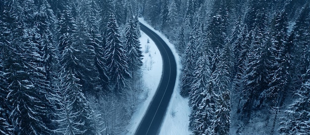 Luftaufnahme einer kurvigen Bergstraße in Europa.