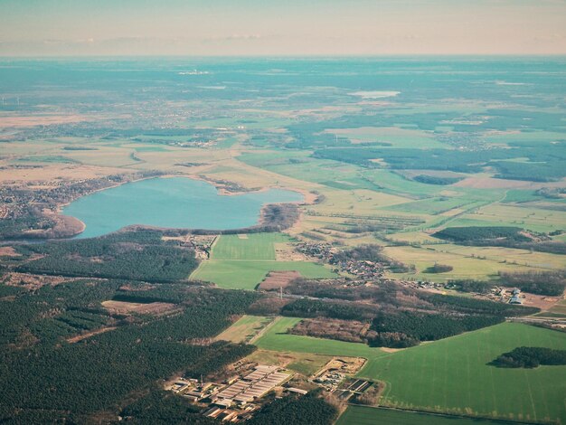 Foto luftaufnahme einer landwirtschaftlichen landschaft vor dem himmel