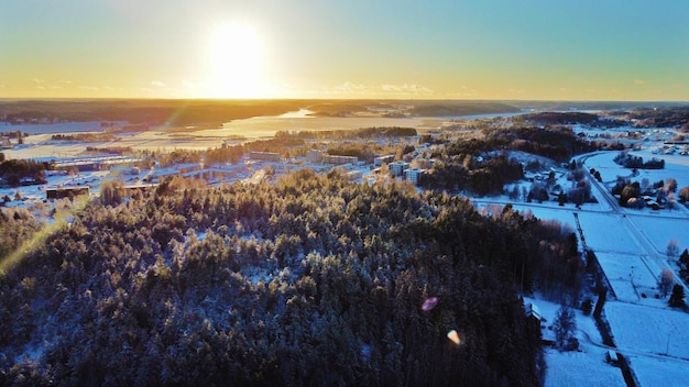 Foto luftaufnahme einer schneebedeckten landschaft gegen den himmel bei sonnenuntergang