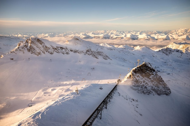 Luftaufnahme einer schneebedeckten Landschaft vor dem Himmel