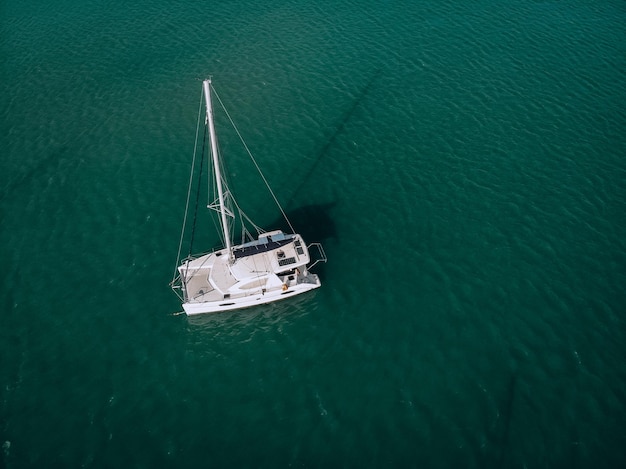 Luftaufnahme einer Segelyacht im türkisfarbenen Wasser der Andamanensee. Phuket. Thailand