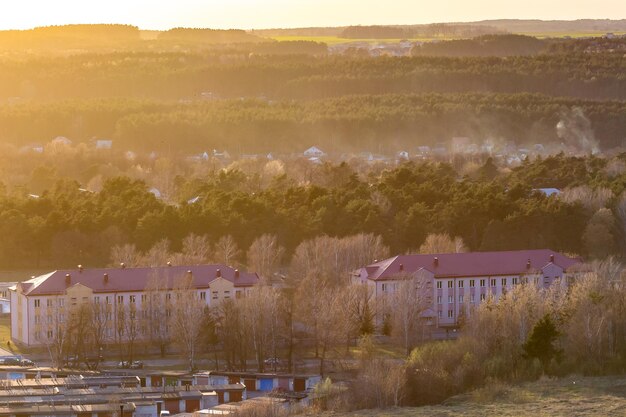 Luftaufnahme einer Stadt im Wald bei Sonnenuntergang