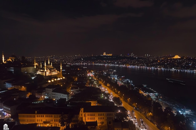 Luftaufnahme einer Stadt in der Nacht mit Hochhäusern und leuchtenden Lichtern Himmelsansicht einer Stadt, die für eine große Feier wunderschön beleuchtet ist