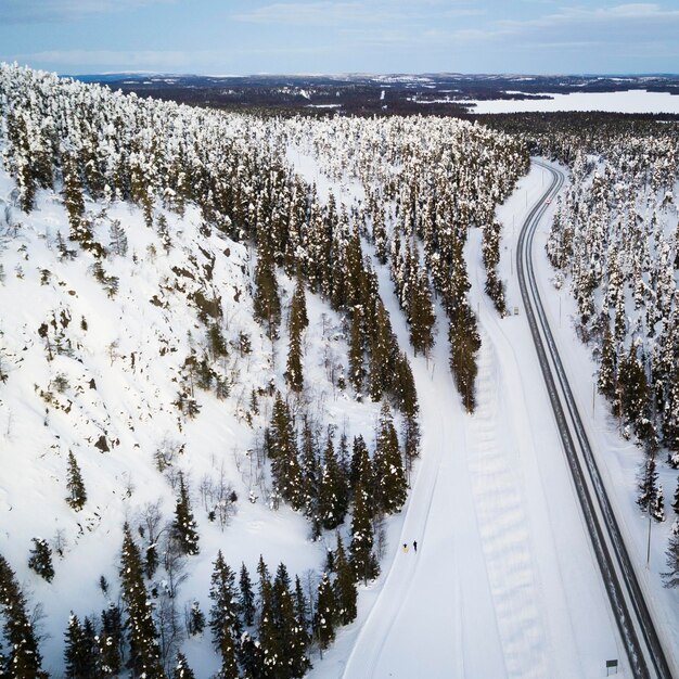 Foto luftaufnahme einer winterstraße winterlandschaft landschaft luftfotografie von schneewäldern von oben mit einer drohne luftfotografie