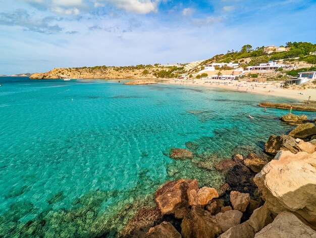 Luftaufnahme einer wunderschönen Küste und des Meeres in Cala Tarida auf der Insel Ibiza, Spanien