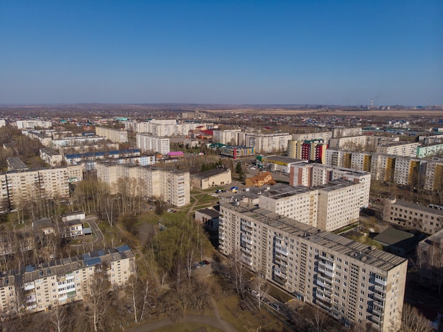 Luftaufnahme einer Zarinsk Stadt in der Sommerlandschaft