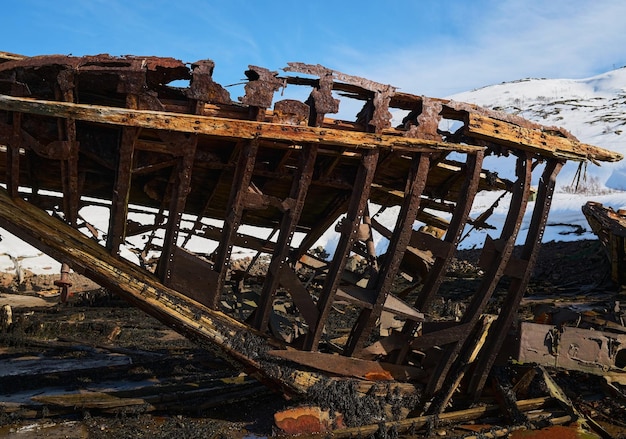 Luftaufnahme eines alten hölzernen Schiffswracks am Strandwrack des Schoners Raketa in der Nähe eines Ufers