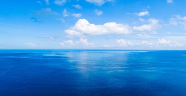 Foto luftaufnahme eines blauen meeresoberflächenwassertexturhintergrundes und sonnenreflexionenluftfliegende drohnenansicht wellenwasseroberflächentextur auf sonniger tropischer meereslandschaftnaturhintergrund