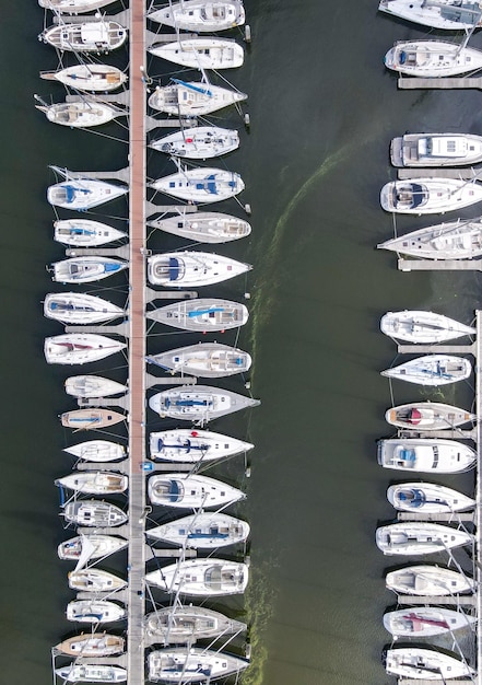 Foto luftaufnahme eines bootes, das im meer verankert ist