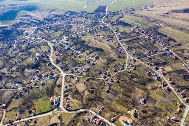 Luftaufnahme eines Dorfes, das von einer Drohne in Transsylvanien, Rumänien, aufgenommen wurde