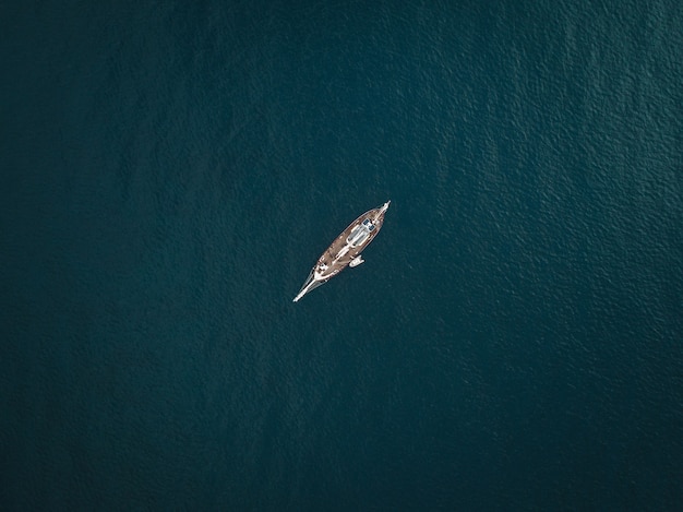 Luftaufnahme eines einzelnen Bootes, das tagsüber im Meer segelt