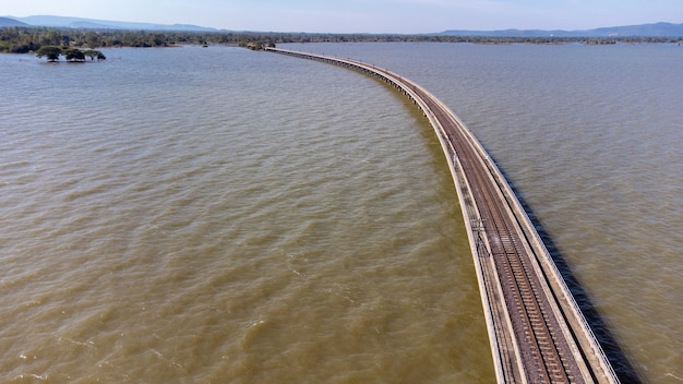 Luftaufnahme eines erstaunlichen Reisezuges, der auf einer schwimmenden Eisenbahnbrücke über dem Wasser geparkt ist