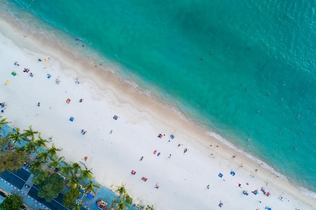 Luftaufnahme eines fantastischen Strandes mit Menschen, die sich am Strand entspannen, schöner Patong-Strand Phuket Thailanderstaunliches Meeresstrandsand-Touristenreiseziel in der AndamanenseeReise- und Tourkonzept