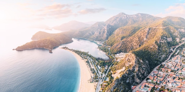 Luftaufnahme eines Ferienortes Ölüdeniz in der Türkei bei Sonnenuntergang. Sehenswürdigkeiten und Reiseziele