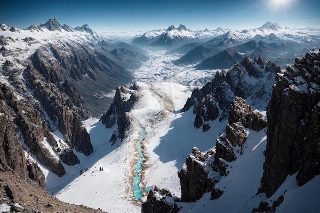 Luftaufnahme eines Flusses, der durch ein Bergtal mit schneebedeckten Bergen fließt