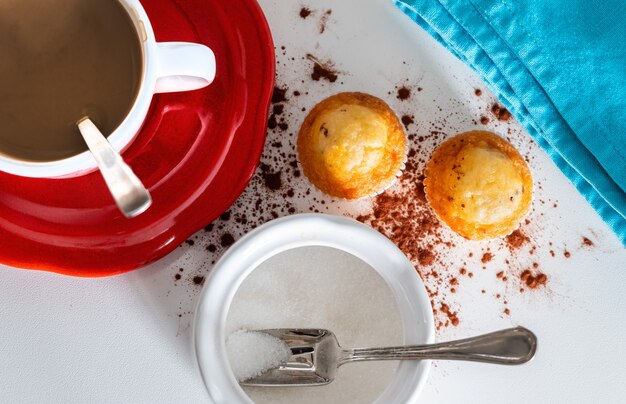 Luftaufnahme eines Frühstücks zum Start in den Tag direkt im Büro