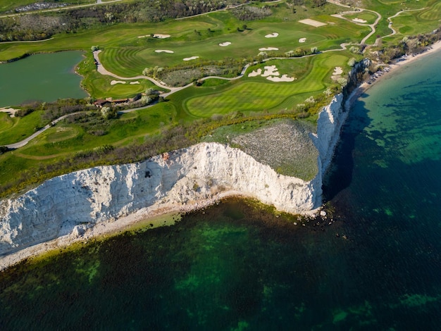 Luftaufnahme eines Golfplatzes am Meer