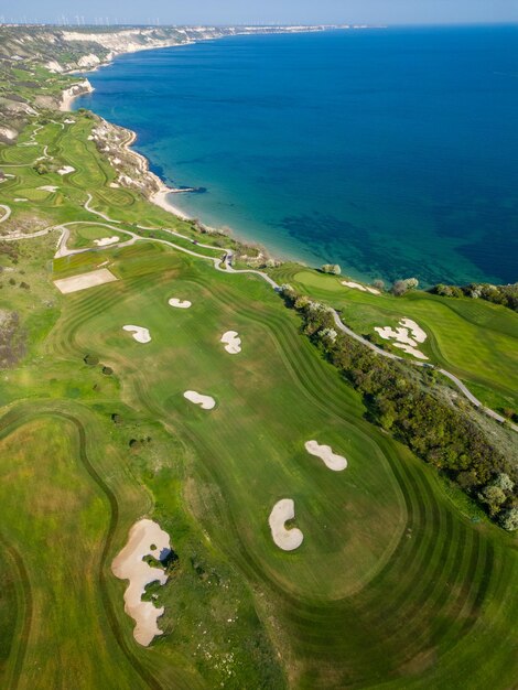 Foto luftaufnahme eines golfplatzes am meer