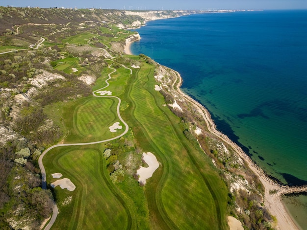 Foto luftaufnahme eines golfplatzes am meer