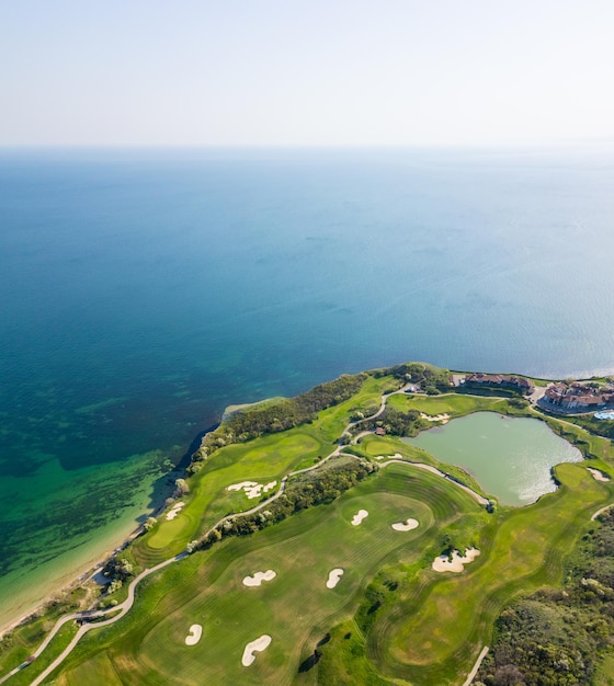 Luftaufnahme eines Golfplatzes am Meer