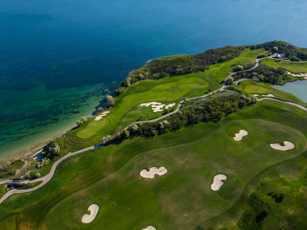 Luftaufnahme eines Golfplatzes neben dem Meer