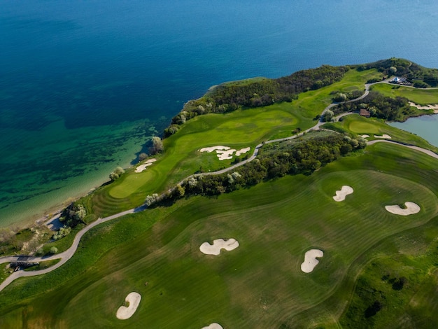 Foto luftaufnahme eines golfplatzes neben dem meer