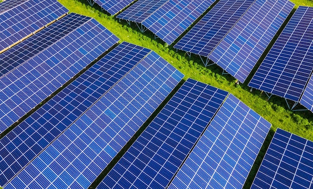 Luftaufnahme eines großen nachhaltigen Kraftwerks mit Reihen von Photovoltaik-Solarzellen zur Erzeugung sauberer ökologischer elektrischer Energie. Erneuerbarer Strom mit Null-Emissions-Konzept.