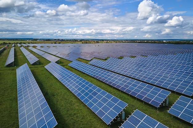 Luftaufnahme eines großen nachhaltigen Kraftwerks mit Reihen von Photovoltaikmodulen zur Erzeugung sauberer elektrischer Energie Konzept für erneuerbaren Strom ohne Emissionen