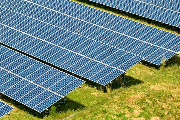 Luftaufnahme eines großen nachhaltigen Kraftwerks mit Reihen von Photovoltaikmodulen zur Erzeugung sauberer elektrischer Energie Konzept für erneuerbaren Strom ohne Emissionen