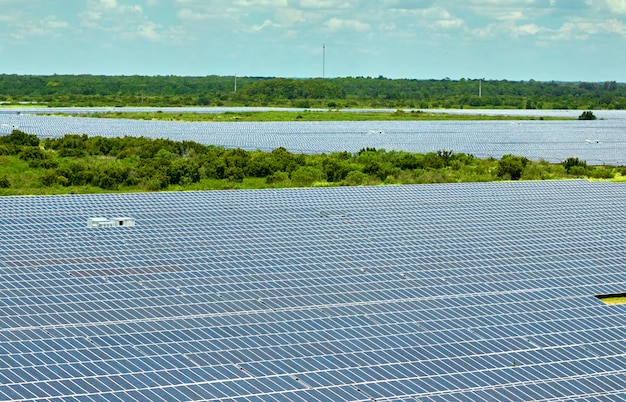 Luftaufnahme eines großen nachhaltigen Kraftwerks mit Reihen von Photovoltaikmodulen zur Erzeugung sauberer elektrischer Energie Konzept für erneuerbaren Strom ohne Emissionen