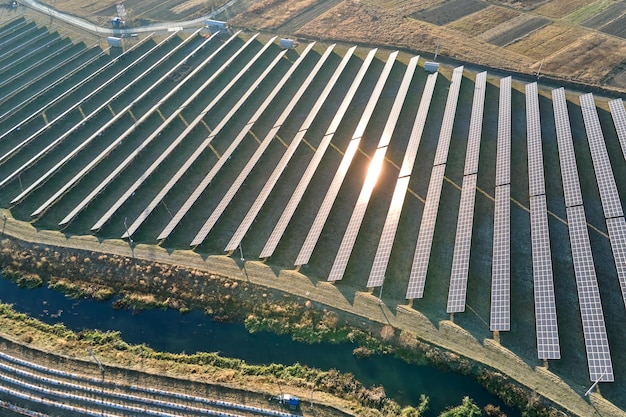 Luftaufnahme eines großen nachhaltigen Kraftwerks mit Reihen von Photovoltaikmodulen zur Erzeugung sauberer ökologischer elektrischer Energie Erneuerbarer Strom mit Null-Emissions-Konzept