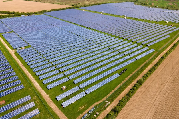 Luftaufnahme eines großen nachhaltigen Kraftwerks mit vielen Reihen von Photovoltaik-Solarzellen zur Erzeugung sauberer ökologischer elektrischer Energie. Erneuerbarer Strom mit Null-Emissions-Konzept.