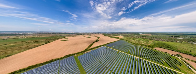 Luftaufnahme eines großen nachhaltigen Kraftwerks mit vielen Reihen von Photovoltaik-Solarzellen zur Erzeugung sauberer ökologischer elektrischer Energie. Erneuerbarer Strom mit Null-Emissions-Konzept.