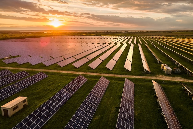Luftaufnahme eines großen nachhaltigen Kraftwerks mit vielen Reihen von Photovoltaik-Solarzellen