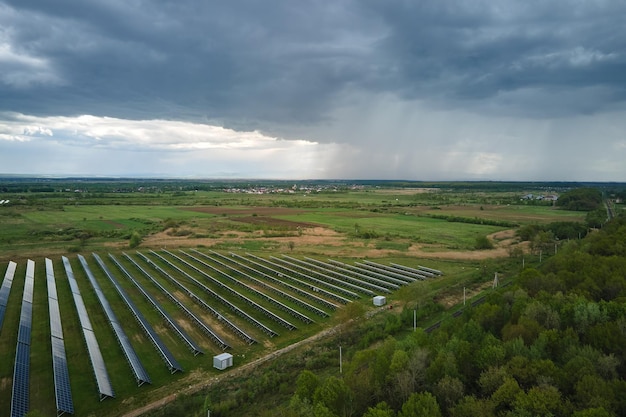 Luftaufnahme eines großen nachhaltigen Kraftwerks mit vielen Reihen von Photovoltaikmodulen zur Erzeugung sauberer ökologischer elektrischer Energie Erneuerbarer Strom mit Null-Emissions-Konzept