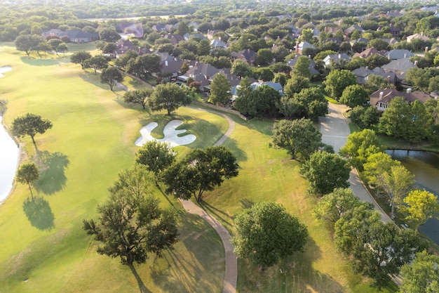 Luftaufnahme eines grünen Parks mit Seenatur, die vom schönen grünen Golfplatz des Himmels schießt