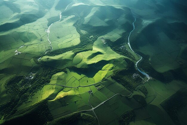 Luftaufnahme eines grünen Tals mit einem durch ihn fließenden Fluss