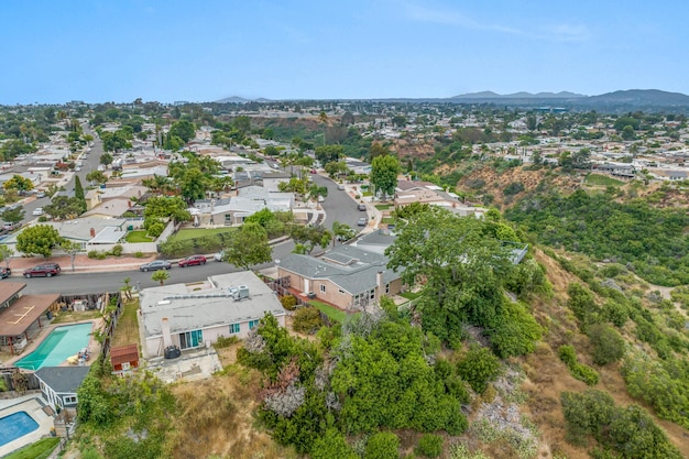 Luftaufnahme eines Hauses in der Stadt Serra Mesa in San Diego, Kalifornien, USA, grünes, trockenes Tal und Villen