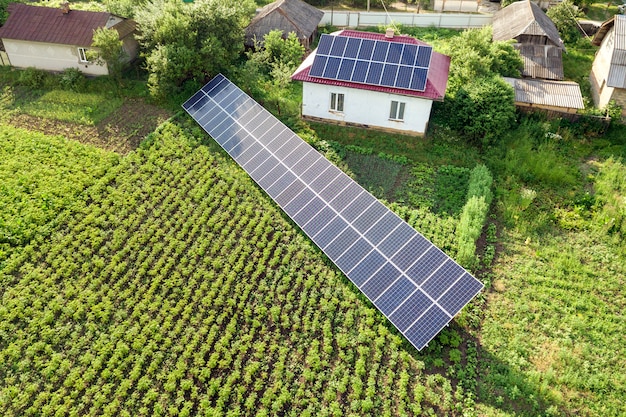 Luftaufnahme eines Hauses mit blauen Sonnenkollektoren.