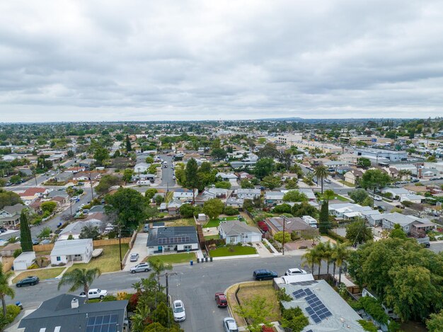 Luftaufnahme eines Hauses mit grauem Himmel in der Stadt La Mesa in San Diego, Kalifornien, USA