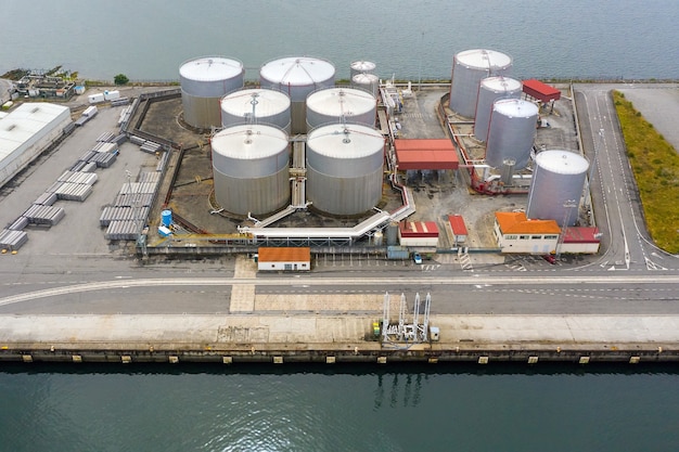 Luftaufnahme eines Industrietanks für Treibstoff in einem Seehafen, der von einer Drohne schießt