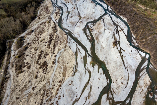 Luftaufnahme eines italienischen ländlichen Dorfes am Fluss Borbera