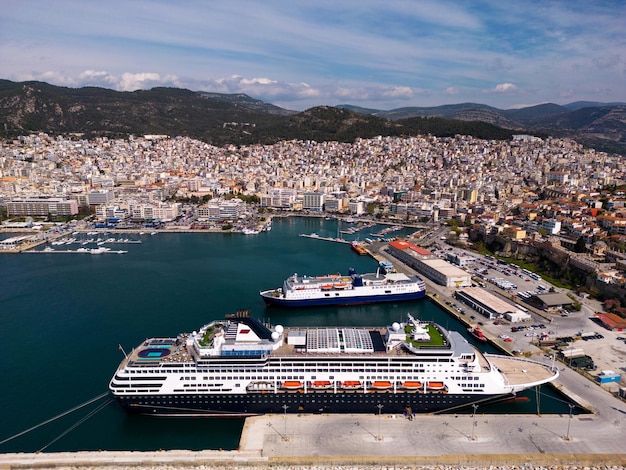 Luftaufnahme eines Kreuzfahrtschiffes im Hafen von Kavala. Besucher können atemberaubende Panoramen der farbenfrohen Gebäude und der lebhaften Uferpromenade der Stadt genießen