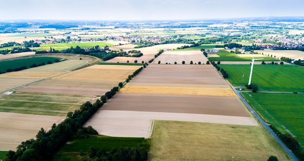 Luftaufnahme eines ländlichen Gebiets mit landwirtschaftlichen Feldern in Europa Deutschland Schöne Landschaft von oben mit einer Drohne aufgenommen